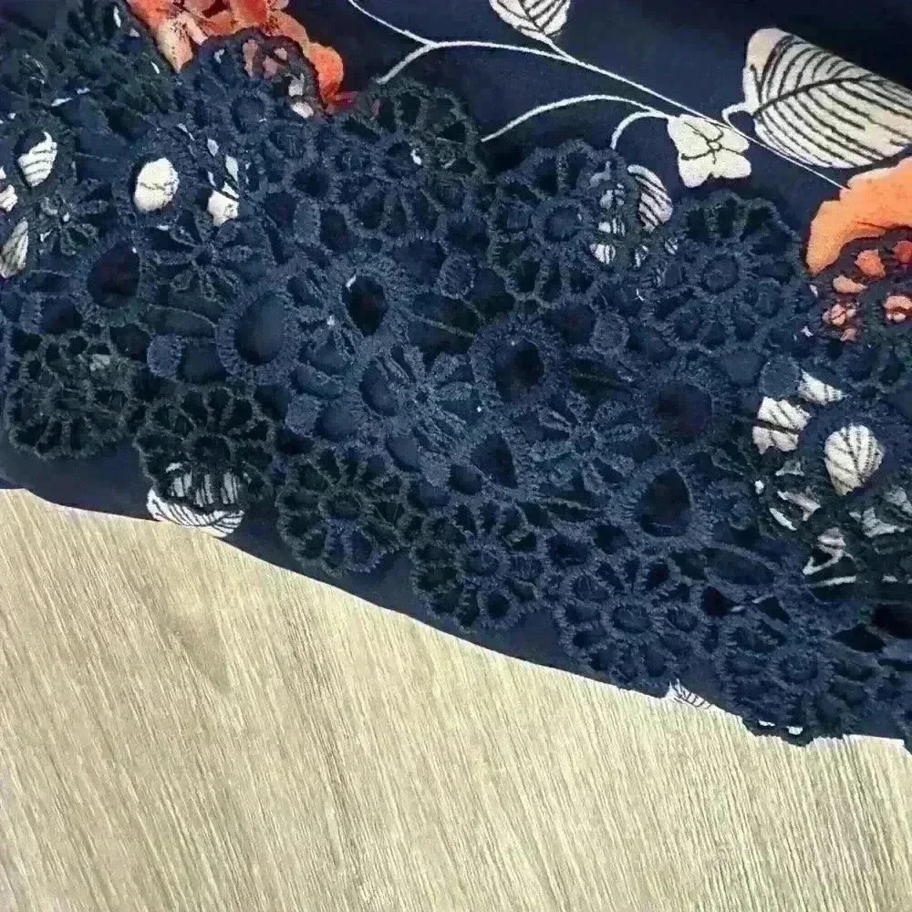 Beautiful floral top, size medium - Picture 6 of 7